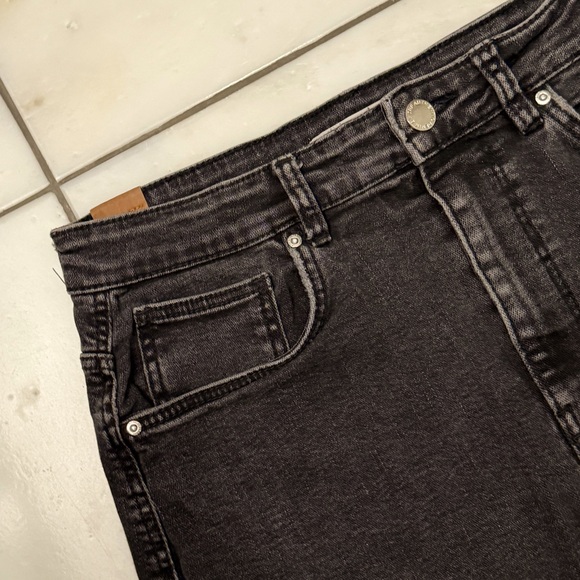 ZARA TRAFALUC WOMENS HIGH RISE DENIM MINI SKIRT, SIZE US LARGE, OFF GREY WASH - Picture 4 of 10